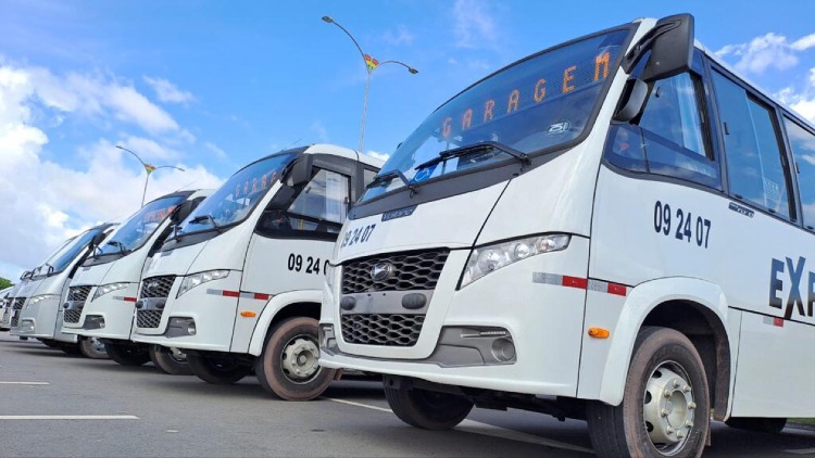 Prefeito de Macapá, Dr. Furlan, entrega cinco micro-ônibus