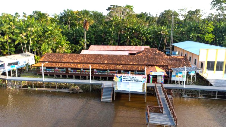 Comunidades ribeirinhas da Vila Maranata ganham escola com painéis solares e internet, em Mazagão