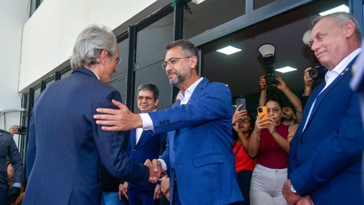 No Amapá, embaixador da França no Brasil é recebido no Palácio do Setentrião