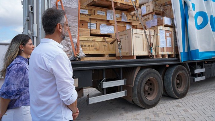 Governador Clécio Luís recebe equipamentos de última geração para o primeiro Centro de Radioterapia do Amapá