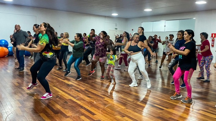Secretaria de Esporte e Lazer promove aula de zumba na Escolinha Glicério Marques, em comemoração ao Dia das Mães