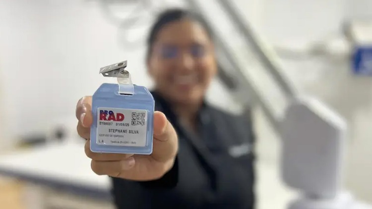 Governo do Amapá fortalece segurança dos profissionais da radiologia em Oiapoque com entrega de dosímetro