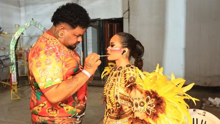 Entre tesouras, passos de quadrilha e coroas de miss, cabeleireiro celebra tradição junina do Arraiá do Povo, do Governo do Amapá