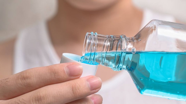 Enxaguante bucal: aliado ou vilão? Especialista esclarece como usar o produto de forma segura