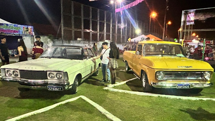 Carros antigos atraem visitantes no Lendário Forrozão do Tio Gigante