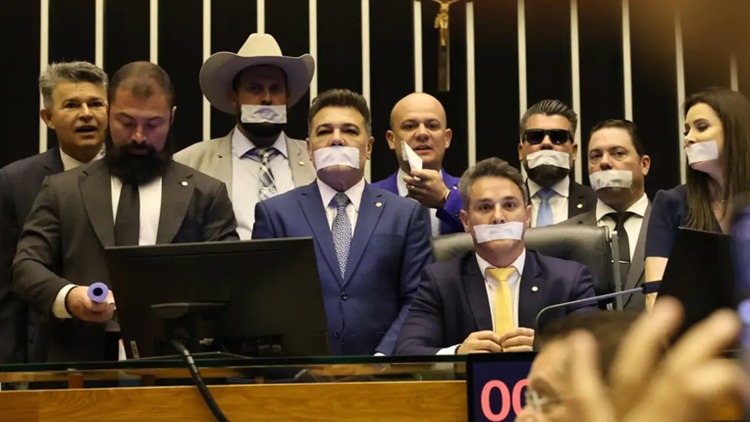 Oposição ocupa plenários por anistia a 8/01 e impeachment de Moraes