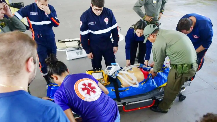 Profissionais do GTA e Samu do Amapá participam de treinamento prático para transporte aeromédico de pacientes críticos