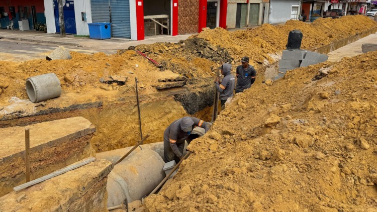 Obra de pavimentação no bairro Marabaixo avança com serviço de drenagem profunda