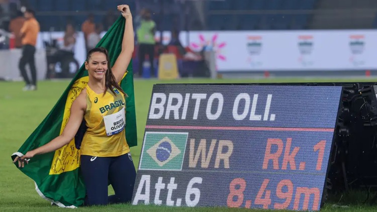 Wanna Brito quebra recorde mundial duas vezes e conquista ouro na Índia