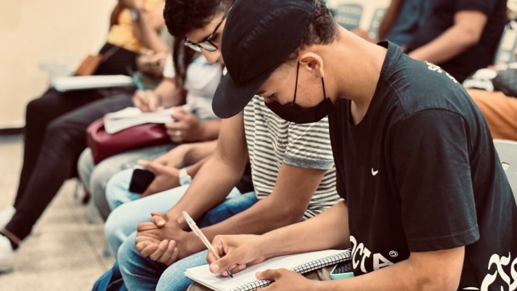 Jovens participam de capacitação gratuita em marketing digital promovida pela Prefeitura de Macapá