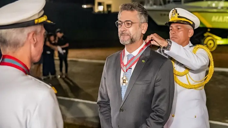 Governador do Amapá, Clécio Luís recebe Medalha do Mérito Naval: 'fruto de anos de parceria'