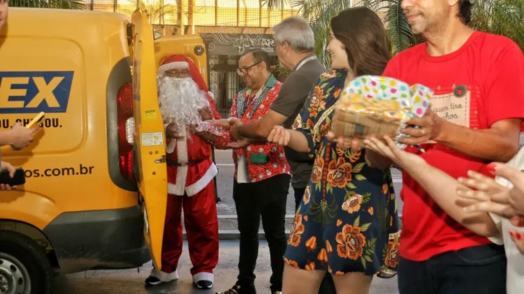 GEA realiza entrega de brinquedos arrecadados para a campanha Papai Noel dos Correios