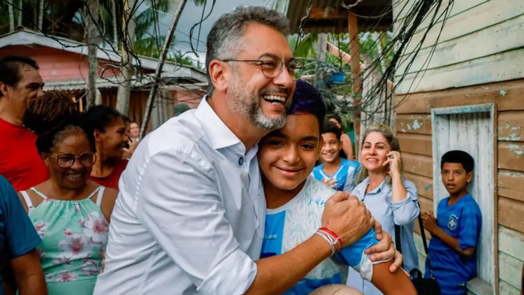 Governador Clécio inspeciona serviços executados Ponte Firme na Passarela do Apertadinho, em Macapá