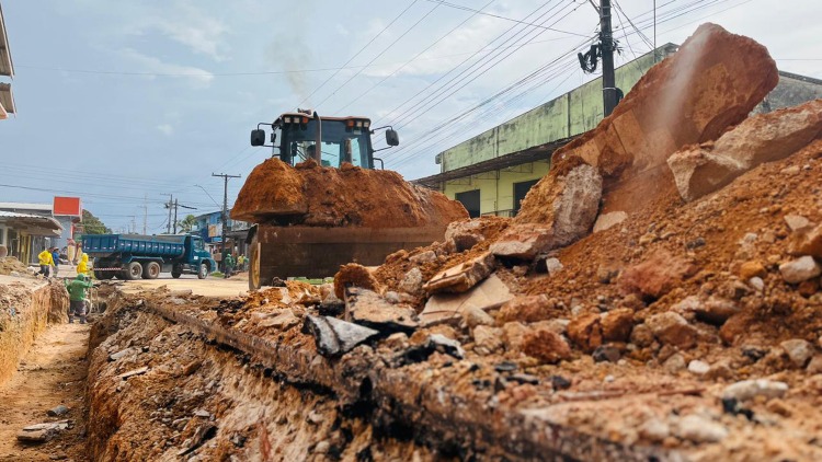 Prefeitura de Macapá realiza obra de drenagem e pavimentação no bairro Novo Horizonte