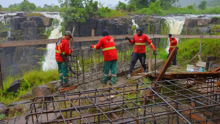 Governo do Amapá executa obra do mirante na Cachoeira de Santo Antônio, em Laranjal do Jari