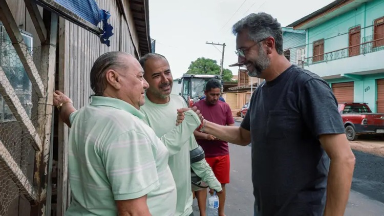 Governador Clécio acompanha requalificação asfáltica na Rua do Canal das Pedrinhas, na Zona Sul de Macapá