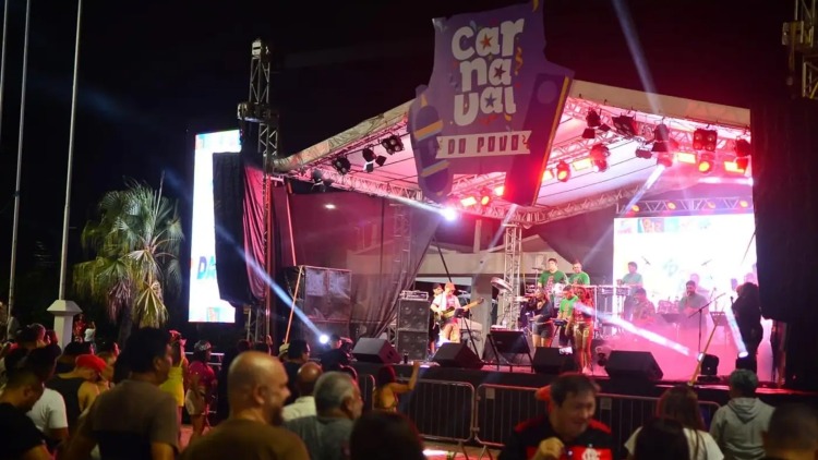Carnaval do Povo reúne multidão de foliões em Macapá para uma festa em dose dupla, que misturou os ritmos amapaenses com o samba carioca