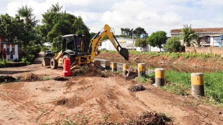 Governo do Amapá intensifica limpeza do Canal do Beirol, em Macapá, para evitar alagamentos