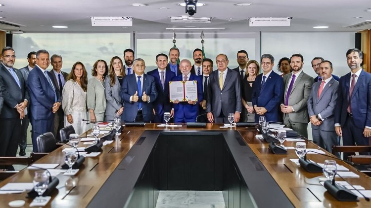 Lula sanciona Lei Antifacção e defende prisão de magnatas do crime
