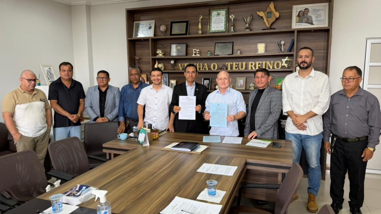 Prefeitura de Santana avança na regularização de templos religiosos e garante novos títulos para igrejas no município