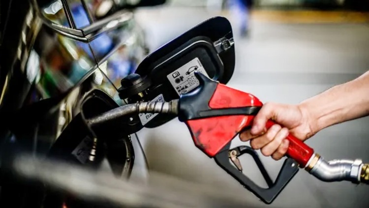 Cessar-fogo entre EUA e Irã derruba preço do petróleo e impacta Brasil