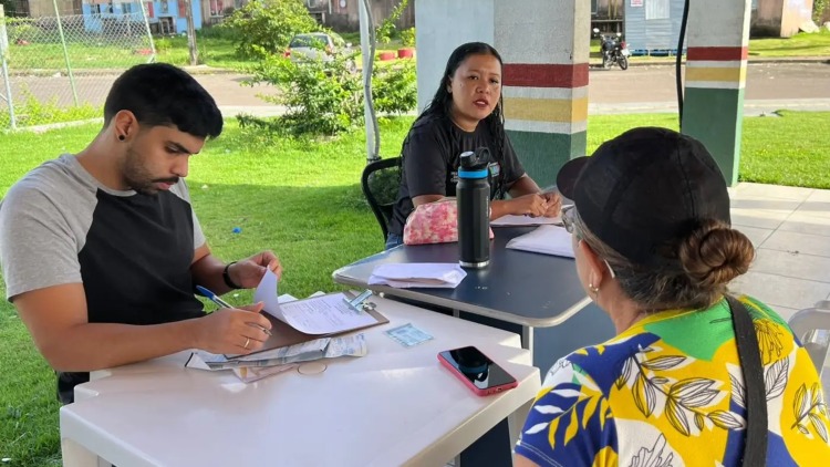 Consumidores do conjunto habitacional São José, em Macapá, recebem atendimento itinerante do Procon Amapá