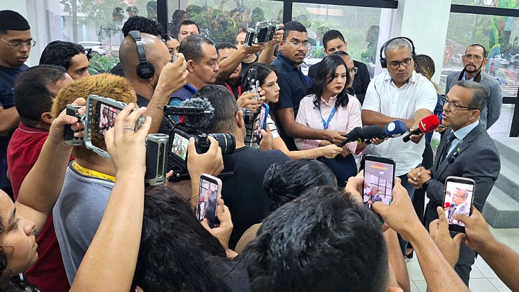 Prefeito Pedro DaLua atende à imprensa para esclarecer a continuidade dos serviços públicos