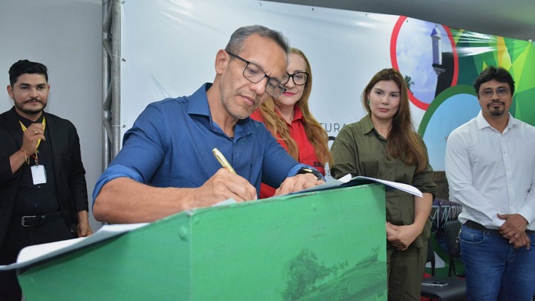 Prefeito Pedro DaLua assina decreto que cria Comissão de Reestruturação do PCCR dos profissionais da educação básica