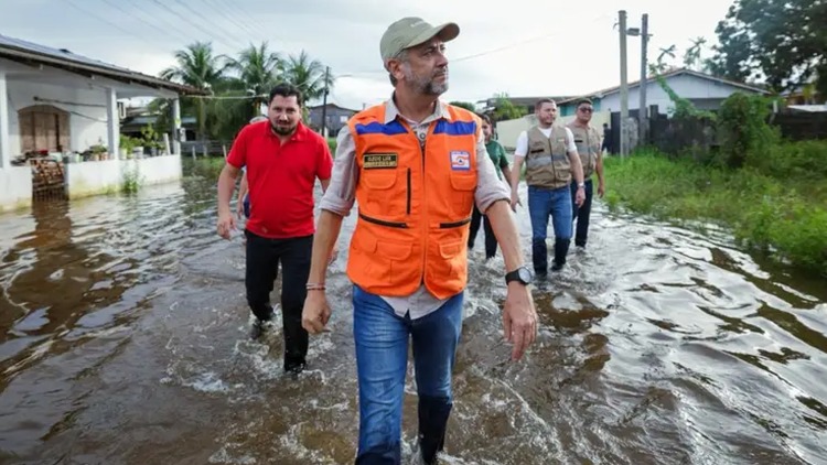 Governador Clécio acompanha áreas atingidas pela cheia do Araguari e garante apoio às famílias: 'trabalho em tempo real para que nada falte'