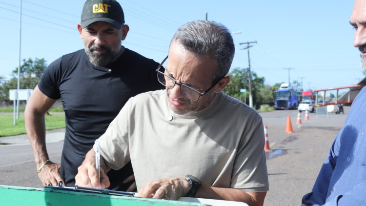 Prefeito Pedro DaLua assina Ordem de Serviço para obras na Avenida Hildemar Maia