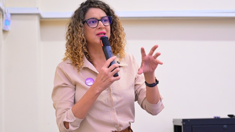 Divulgar violência contra a mulher na imprensa
