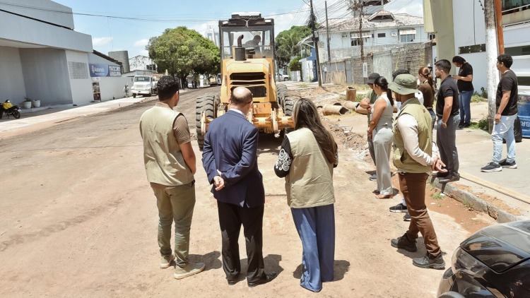 Prefeitura de Macapá realiza visita técnica em obra de pavimentação na Duque de Caxias