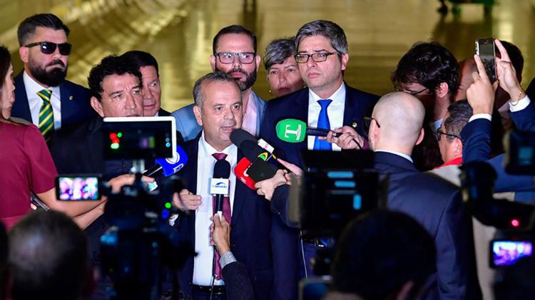 Oposição avalia que há perseguição ao PL e questiona isenção de Moraes