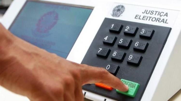 Eleições 2024: prefeito e vice precisam renunciar para concorrer à reeleição?